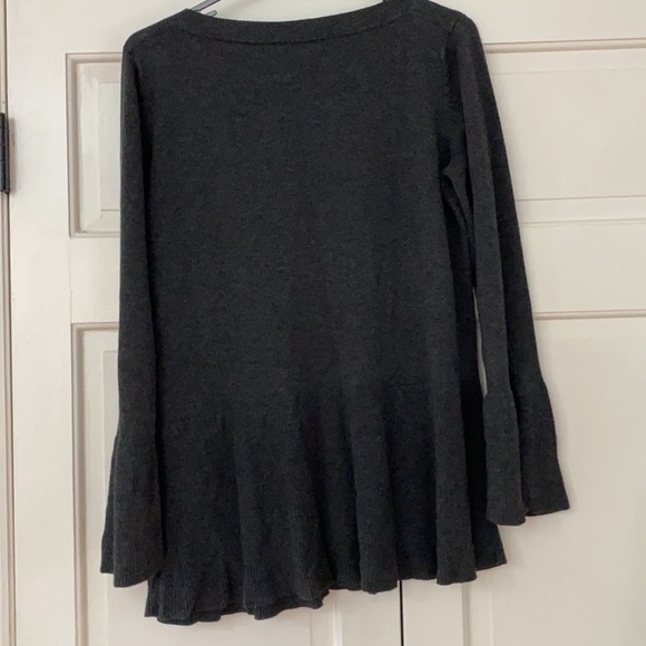 Cable & Gauge Peplum Bell Sleeved‎ Charcoal Sweater Ribbed Peplum Knit Top - Picture 4 of 10